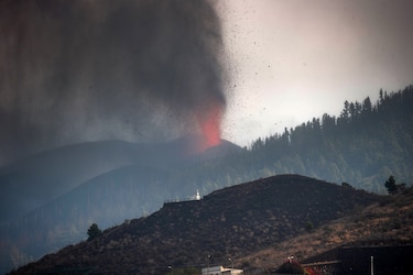 Erupción de volcán en Canarias deja 6,000 evacuados, la lava sigue avanzando hacia el mar
