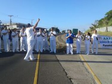 Tras declarar un paro, técnicos de enfermería protestan en las calles