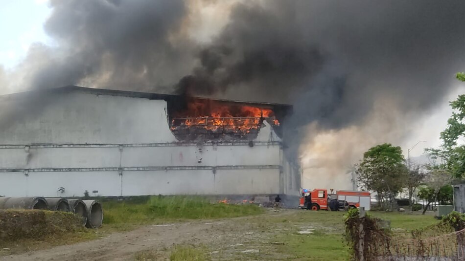 Bomberos siguen trabajando en la extinción del fuego en bodegas de la Zona Libre de Colón
