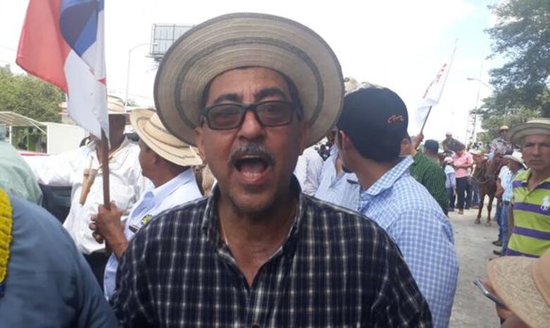 Productor sigue aprehendido tras disturbios en Divisa