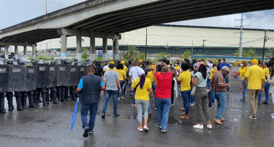Siguen protestas y cierres de vías en la provincia de Colón, se registran enfrentamientos en Sabanitas