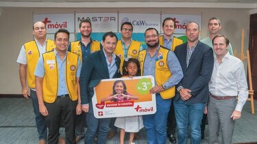 Presentación de la tarjeta alusiva a la Teletón 20-30 por Más Móvil