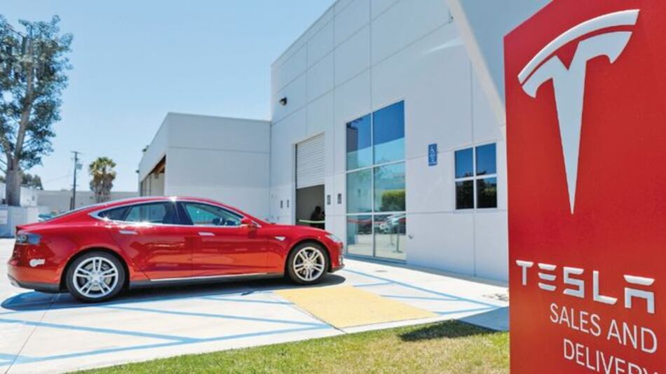 Acciones de Tesla suben tras intención de salir de la bolsa