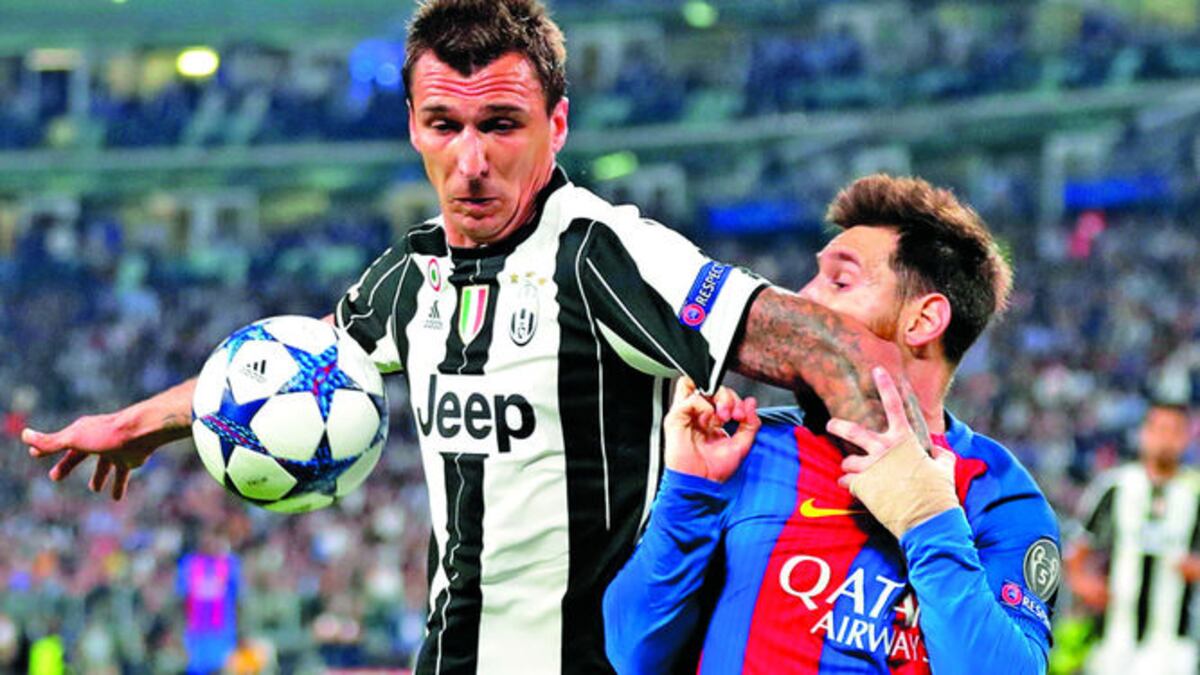 Lionel Messi, del Barcelona, se encuentra con la marca del croata Mario Mandzukic, de la Juventus.