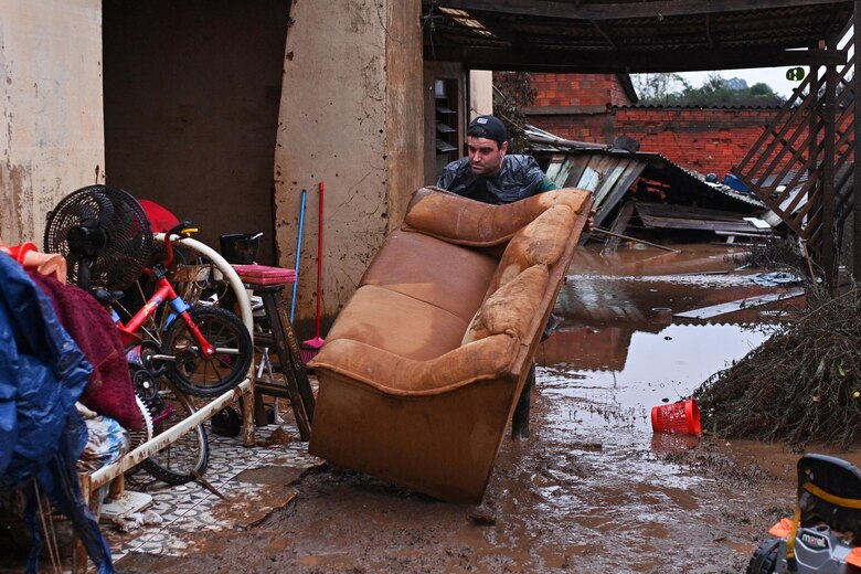 Suben a 148 los muertos por las inundaciones en el sur de Brasil