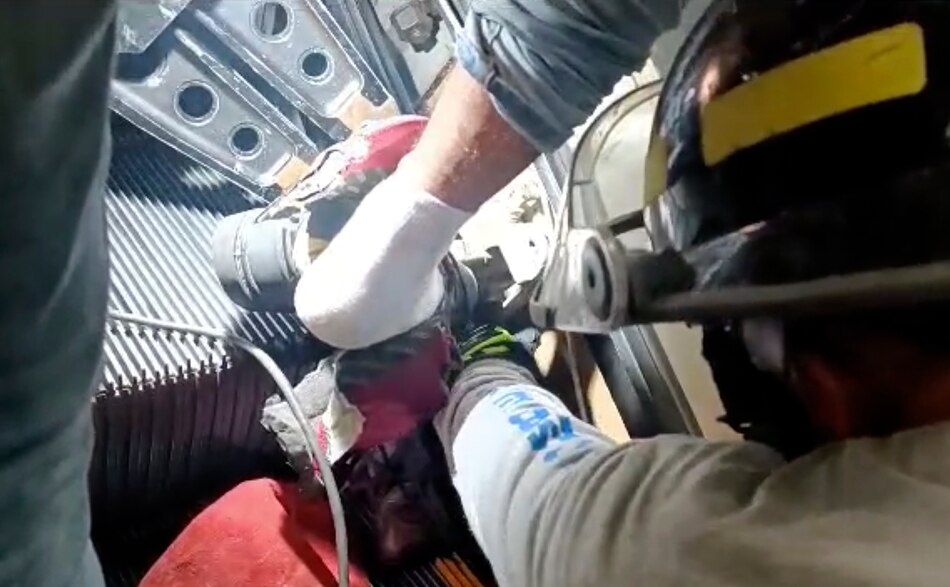 Bomberos liberan a un hombre que quedó atascado en una escalera eléctrica