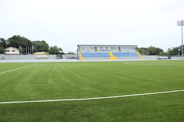 Contraloría refrenda contrato para renovar la cancha y las luces del estadio Muquita Sánchez