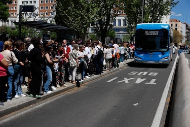 Y ahora, ¿cómo volvemos? Riadas de gente se echan a la calle en Madrid para volver a casa