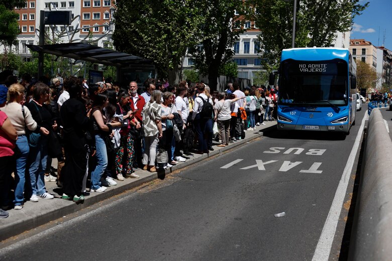 Y ahora, ¿cómo volvemos? Riadas de gente se echan a la calle en Madrid para volver a casa