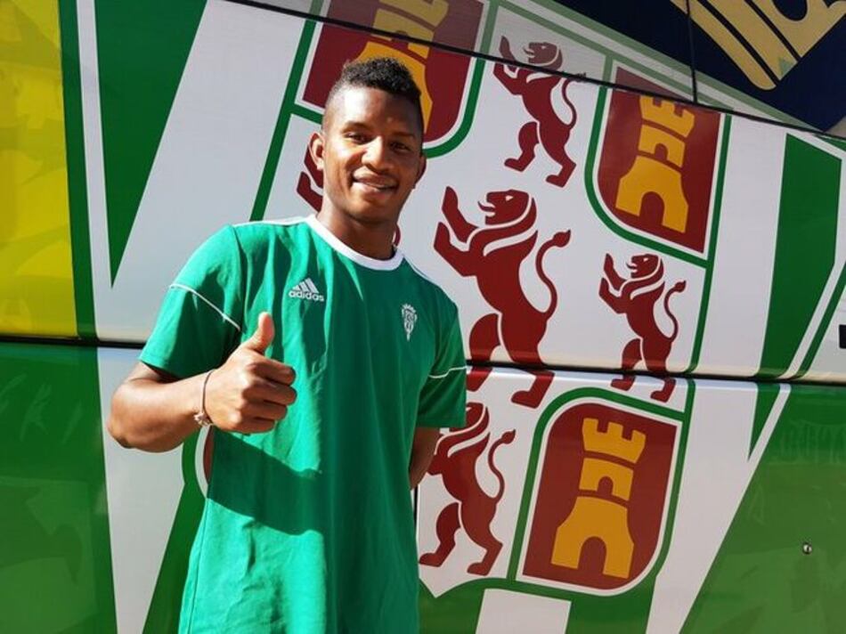 El defensa panameño Fidel Escobar se une al Córdoba de España