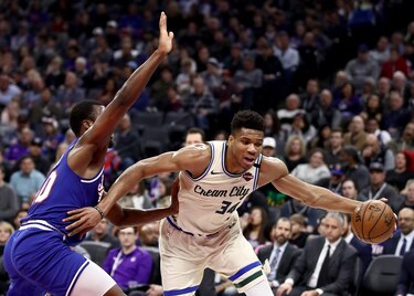 Antetokounmpo se luce en la victoria de los Bucks