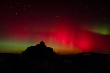 Auroras boreales se observan en Europa por inusual fenómeno geomagnético