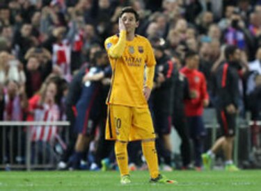 Atlético gana 2-0 y destrona al Barcelona