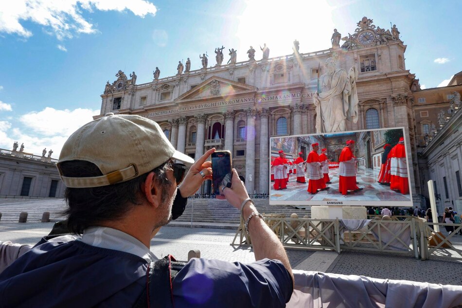‘Extra omnes’: Los cardenales se encierran en la Capilla Sixtina para elegir un papa