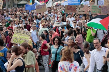 Miles de personas marchan para exigir límites al turismo masivo en Barcelona