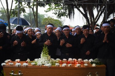 Familias vietnamitas entierran a víctimas de la tragedia del camión refrigerado