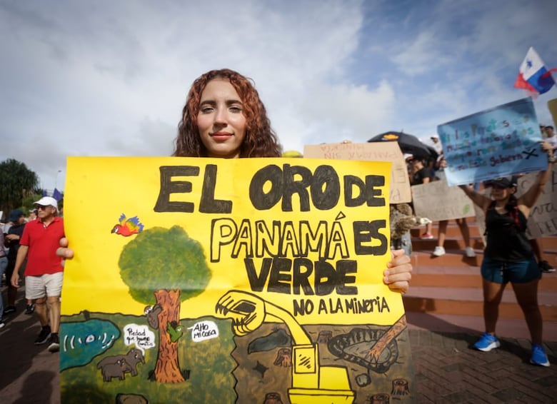 ‘Abajo el contrato minero’ piden los ciudadanos en una protesta en la cinta costera 