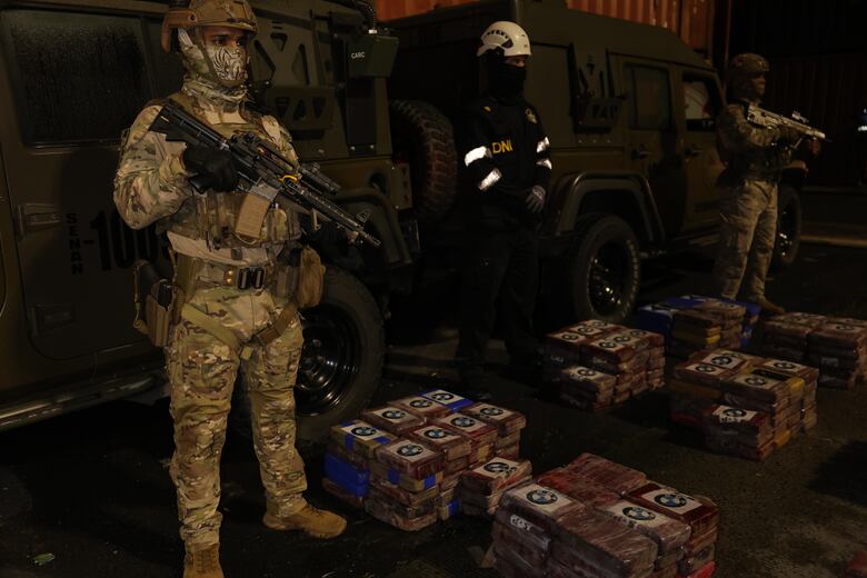 Encuentran media tonelada de droga escondidas en contenedores y en una casa en Villa Zaita