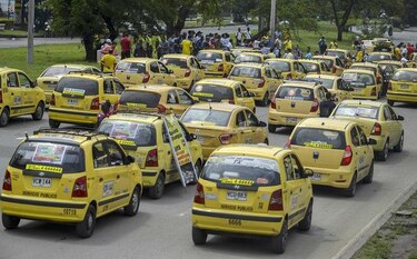 Taxis en huelga piden salida de Uber de Colombia