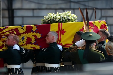 La catedral de Edimburgo acoge una primera misa de despedida a Isabel II
