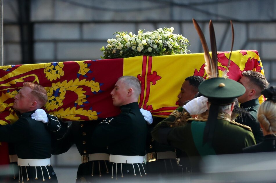 La catedral de Edimburgo acoge una primera misa de despedida a Isabel II