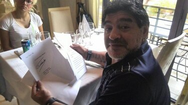 Maradona recibe supuesta carta firmada por Fidel Castro