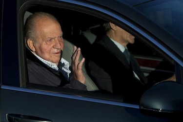 El rey Juan Carlos da sus primeros pasos tras operación de cadera