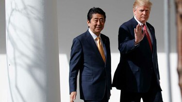 Trump recibe a japonés Abe en Florida con la mira puesta en Kim Jong Un