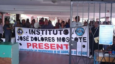 Docentes del Instituto José Dolores Moscote protestan por malas condiciones en el centro educativo