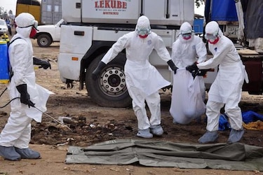 Temen que se extiendan casos de ébola tras saqueo a clínica en Liberia