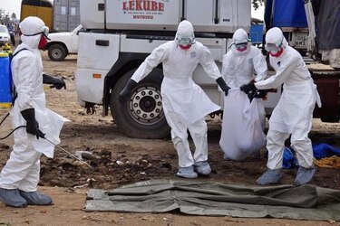 Temen que se extiendan casos de ébola tras saqueo a clínica en Liberia