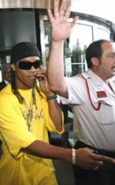 Barcelona da un plazo de tres días para vender a Ronaldinho