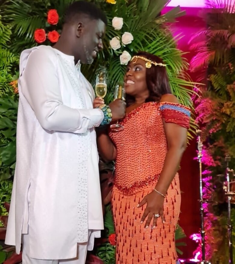 En medio de una decoración que rinde homenaje a sus raíces se casan Kayra Harding y Anthony Bart-Appiah