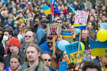 Miles de manifestantes en Europa protestan para denunciar la invasión en Ucrania