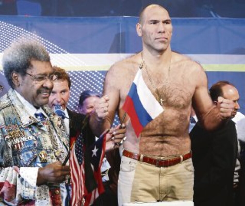Valuev no piensa retirarse del boxeo