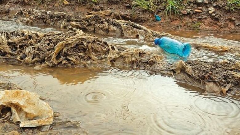 Rechazar la basura y el plástico desde el arte