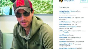 Enrique Iglesias muestra su mano tras cirugía