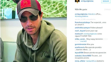 Enrique Iglesias muestra su mano tras cirugía