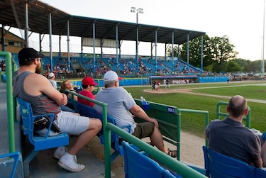 Estados Unidos: juego de béisbol admite aficionados con armas de fuego