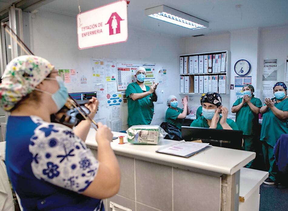 Una enfermera y su violín dan aliento durante la crisis