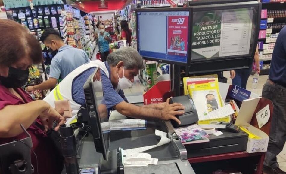 Agentes de la DGI entran a los Súper 99