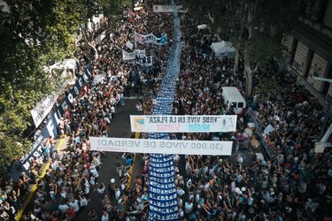 Abuelas y Madres de Plaza de Mayo reclaman una ley contra el negacionismo en Argentina