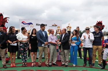 Círculo de ganadores en el hipódromo Presidente Remón
