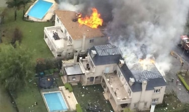 Al menos un muerto y un herido tras caer avioneta en barrio privado de Argentina