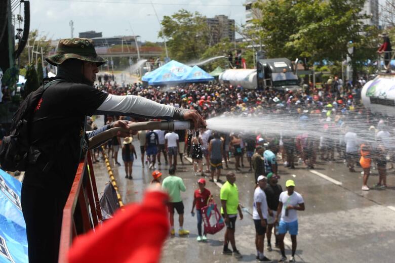 Panameños y extranjeros disfrutan de los culecos en la cinta costera