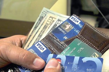 Panameños, obligados a reducir uso de tarjetas