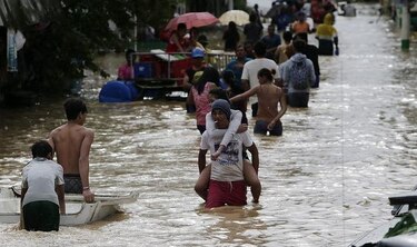 Tifón deja al menos 4 muertos y 25 mil evacuados en Filipinas