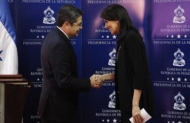 Opositores protestan contra Estados Unidos por espaldarazo a reelección del presidente de Honduras