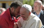 Papa visita región devastada por terremoto en Italia para orar por muertos y vivos