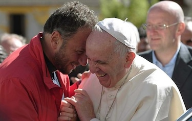 Papa visita región devastada por terremoto en Italia para orar por muertos y vivos